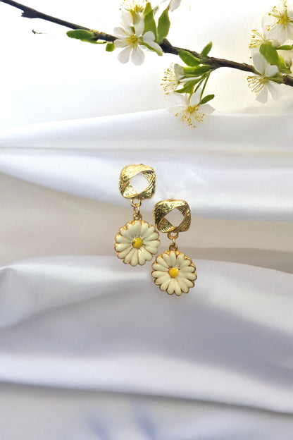 PERLİSS Beyaz Mineli Gold Kaplama Sallantılı Papatya Küpe, Kare Sarmal Papatya Küpe