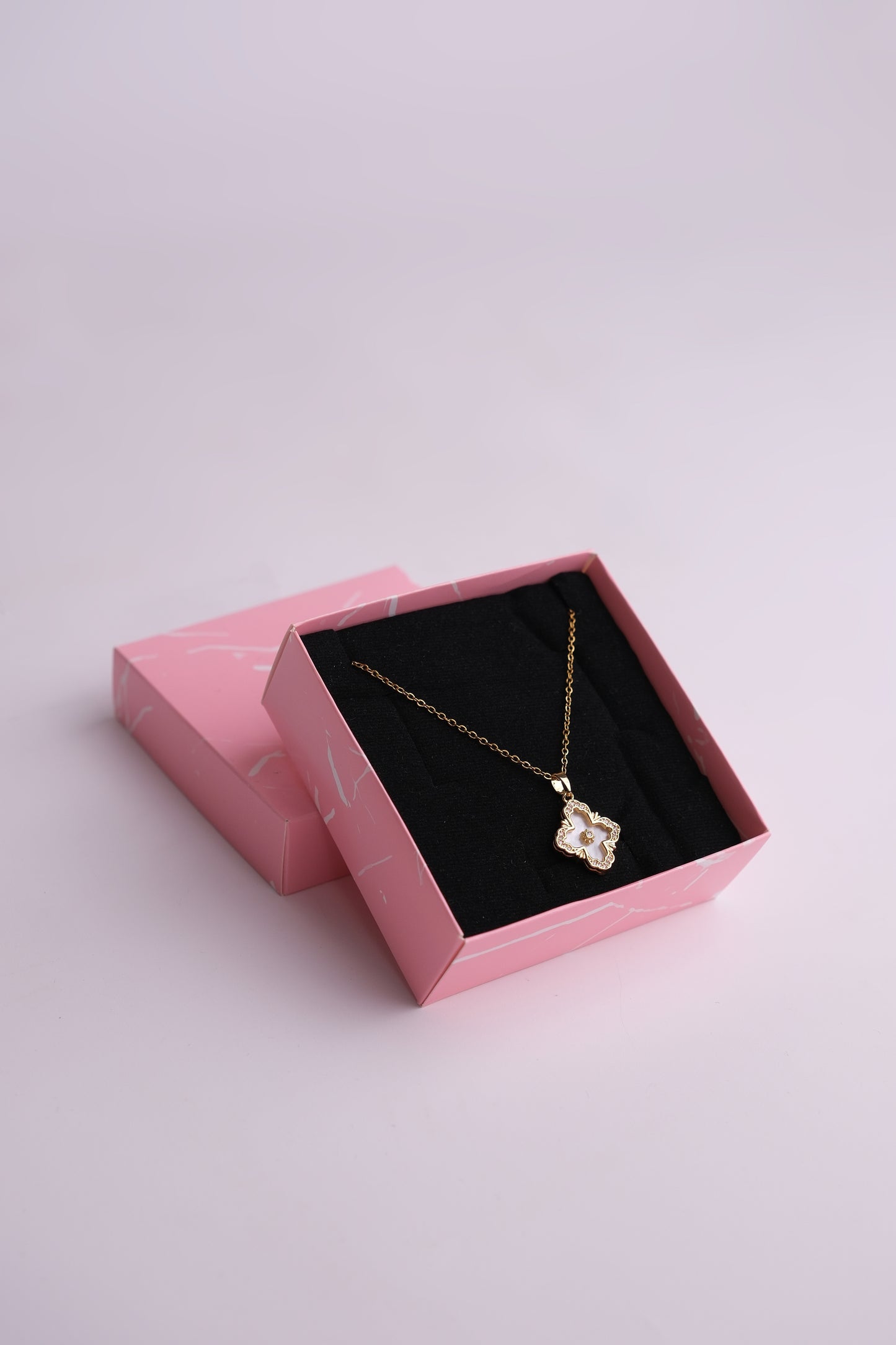 Paslanmaz Çelik Beyaz Sedef Taşlı Van Cleef Zirkon Güneş Detaylı Gold Kaplama Kolye